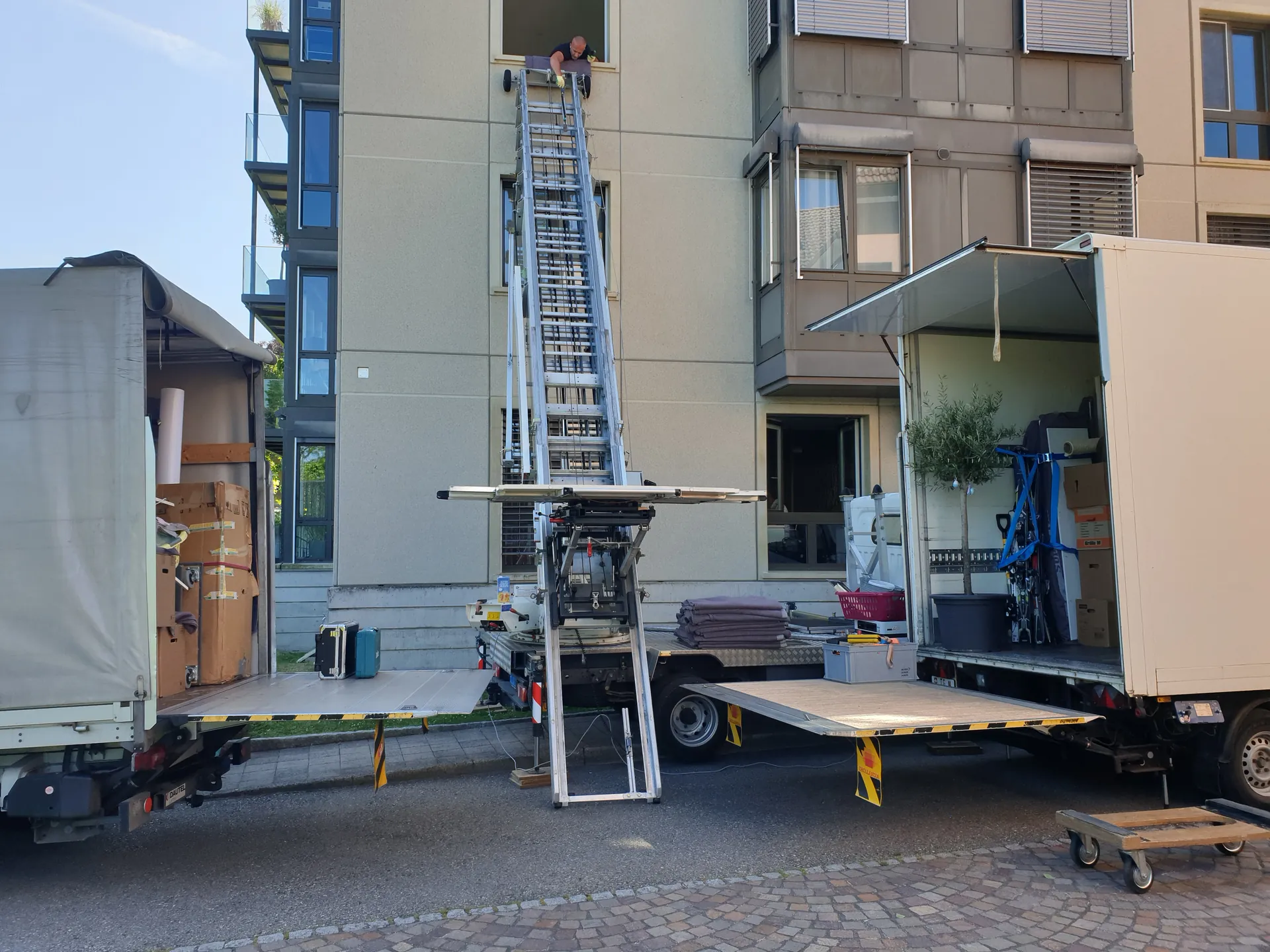 Privat-, Geschäftsumzüge & Möbeltransporte – Bild 1
